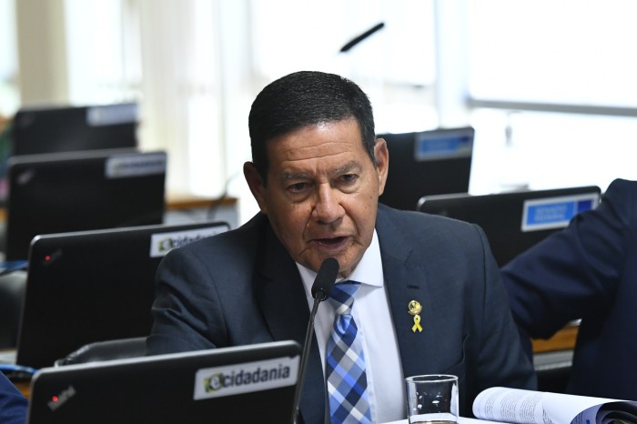 No relatório lido por Mourão, Amin explica: projeto busca evitar que diversas ações semelhantes, propostas contra uma mesma parte, dificultem o comparecimento do réu - Foto: Geraldo Magela/Agência Senado