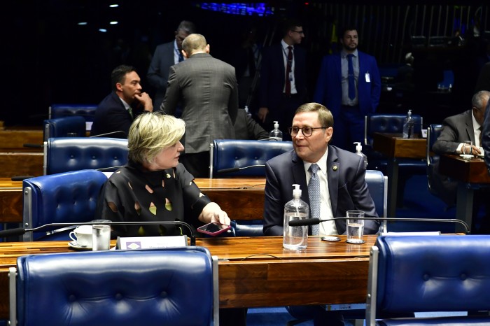 Buzetti, relatora, com Carvalho Jr., quando da aprovação do projeto no Plenário do senado, em 16 de agosto - Foto: Waldemir Barreto/Agência Senado