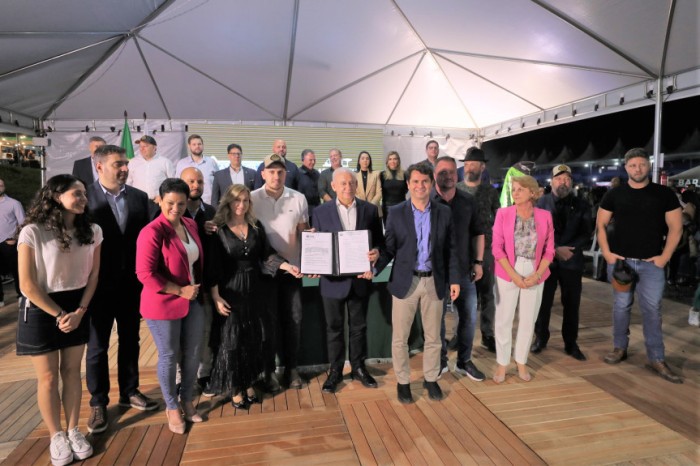 A documentação foi recebida pelo presidente da Assembleia, deputado Ademar Traiano (PSD), pelo primeiro-secretário, deputado Alexandre Curi (PSD), e pelos parlamentares que representam a região no Poder Legislativo. / Créditos: Orlando Kissner/Alep