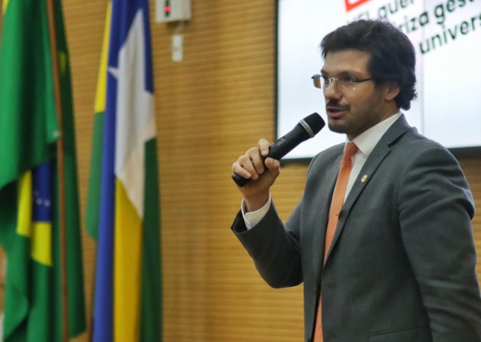 Não precisamos apenas fazer leis. Precisamos fiscalizar, discutir, debater de forma aprofundada. Isso, na minha avaliação, é muito mais forte e efetivo do que apenas apresentar projetos de leis que a gente sabe que não vão chegar a lugar algum”, disse Tia