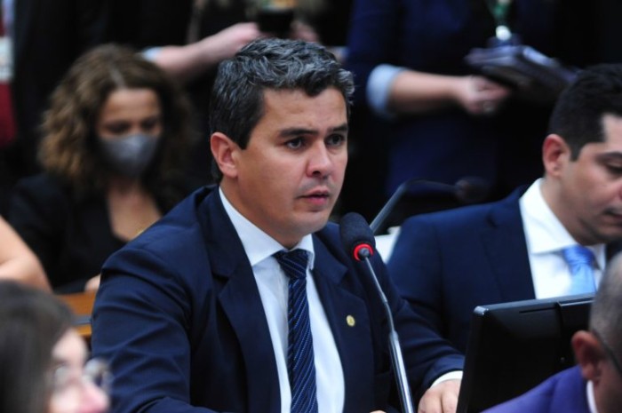 Diego Garcia relatou a proposta e defendeu sua aprovação - (Foto: Billy Boss/Câmara dos Deputados)
