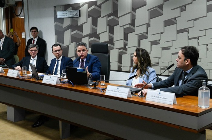 Efraim Filho (centro): a reforma buscará melhorar o modelo tributário para um mundo mais simples, menos burocrático, que valorize quem produz, sem aumento da carga de impostos - Foto: Marcos Oliveira/Agência Senado