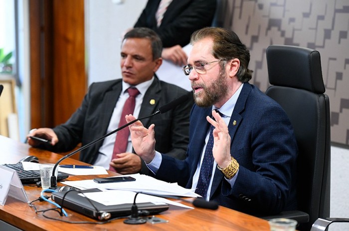 Márcio Bittar, relator, e Plínio Valério, presidente da CPI e autor do requerimento para ouvir diretora da Ong Ipê - Foto: Marcos Oliveira/Agência Senado