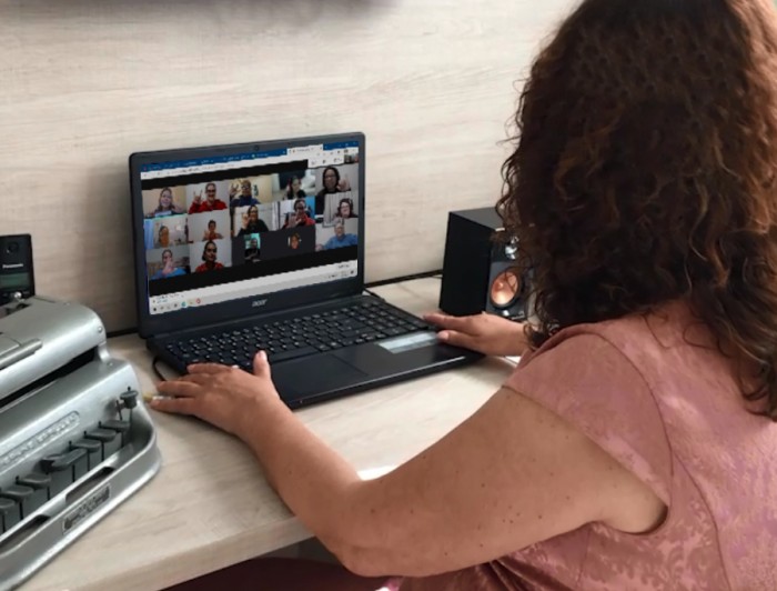 O objetivo é ensinar Libras a pessoas sem deficiência auditiva para que elas estejam habilitadas a se comunicar com as mais de 492,9 mil pessoas com deficiência auditiva que vivem no estado de São Paulo