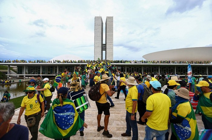 Invasores ocupam Palácio do Congresso, em 8 de janeiro; eles também invadiram e vandalizaram interior do prédio - Foto: Marcelo Camargo/Agência Brasil