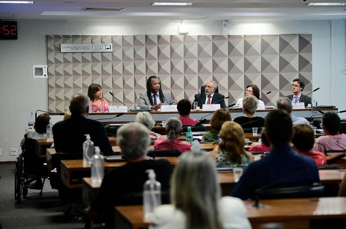 Paim (C) ouve o secretário Nacional dos Direitos da Pessoa Idosa, Alexandre da Silva (2º à esq.) - Foto: Pedro França/Agência Senado