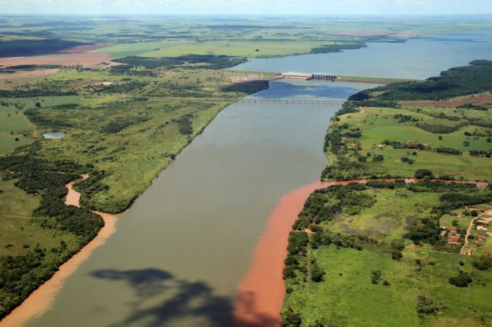 Rio Paranapanema na divisa entre Paraná (à dir.) e São Paulo (à esq.) - Foto: Raylton Alves / Banco de Imagens ANA