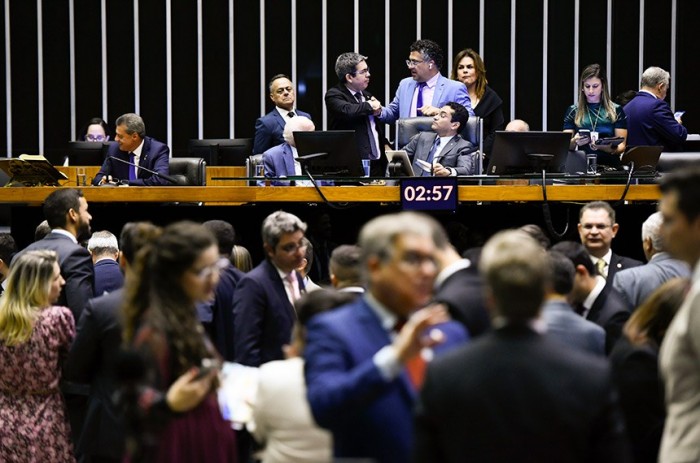 Parlamentares na sessão conjunta, no Plenário da Câmara; ao fundo, Randolfe conversa com o vice-presidente da Câmara, deputado Marcos Pereira - Foto: Roque de Sá/Agência Senado