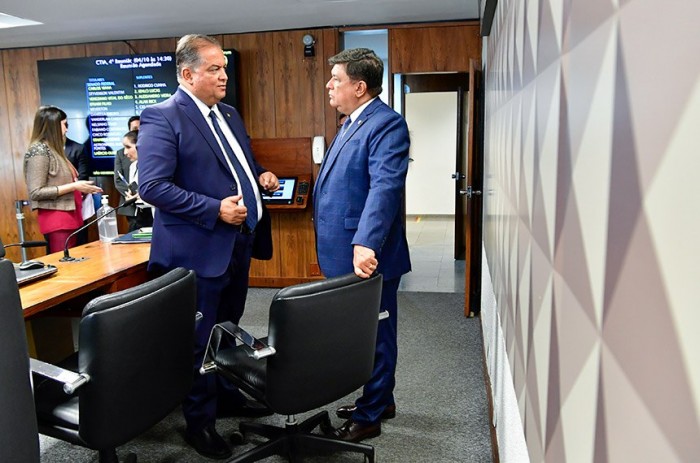 Temas como o uso da IA nas eleições e o impacto da IA no cibercrime estão entre os focos dos debates propostos por Gomes (esq) - Foto: Waldemir Barreto/Agência Senado