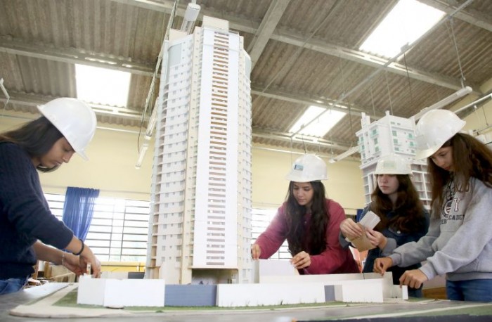 Alunas de curso técnico em edificações em escola de Curitiba - (Foto: Jaelson Lucas/Agência de Notícias do Paraná)