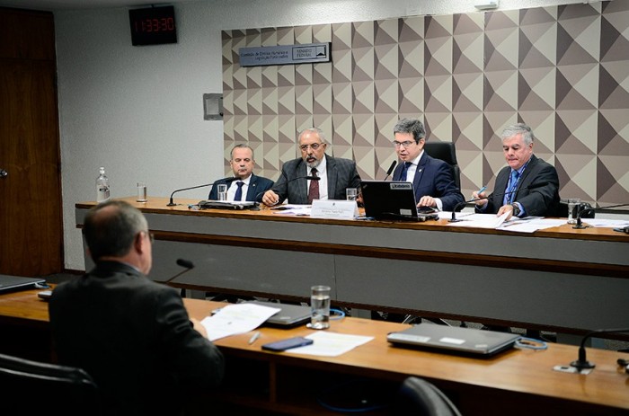 Os senadores Rogerio Marinho, Paulo Paim e Randolfe Rodrigues na reunião da CDH nesta quarta - Foto: Pedro França/Agência Senado