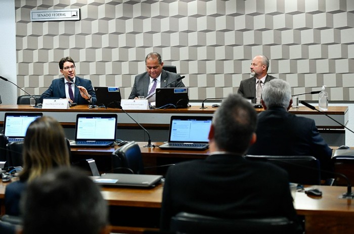 Eduardo Gomes (ao centro) conduz a audiência ao lado de Lucas Borges de Carvalho, da ANPD, e Gustavo Zaniboni - Foto: Geraldo Magela/Agência Senado