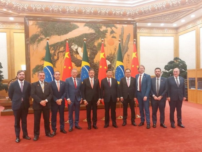 Ao centro, o presidente Arthur Lira ao lado do dirigente chinês, Xin Jinping - (Foto: Divulgação)