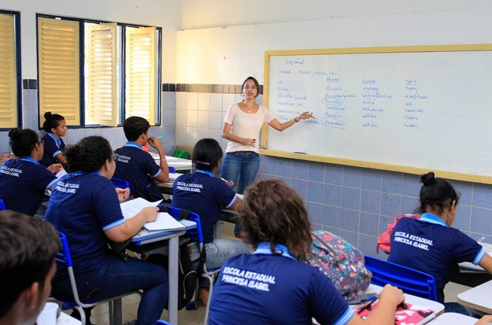 Professora em escola pública em Alagoas: projeto define medidas para tornar carreira mais atrativa - Foto: Valdir Rocha/Agência Alagoas
