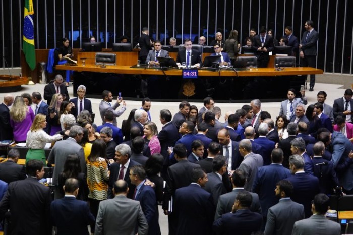 São necessários 257 votos de deputados e 41 votos de senadores para derrubar um veto - (Foto: Pablo Valadares / Câmara dos Deputados)