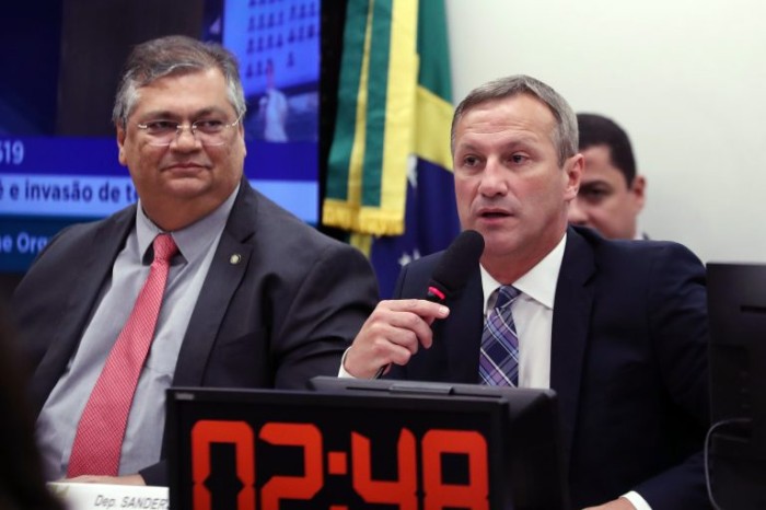 Flávio Dino (E) e deputado Sanderson em reunião da comissão em abril - (Foto: Acervo Câmara dos Deputados)