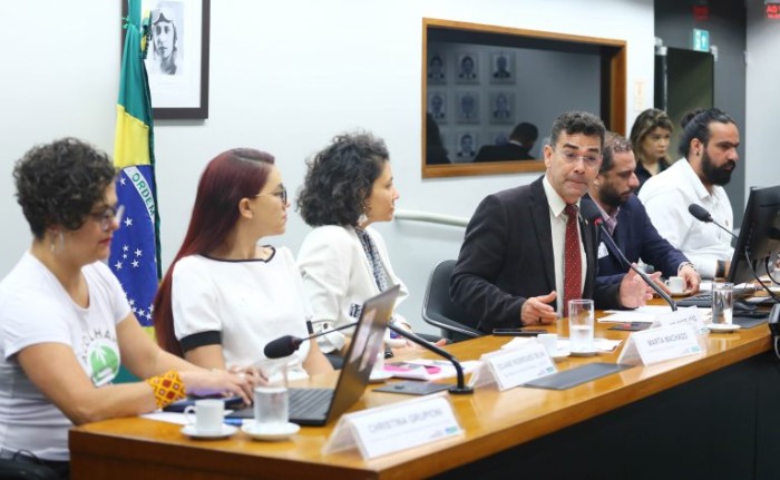 Padre João (c) defendeu a modernização da legislação sobre o assunto - (Foto: Vinicius Loures/Câmara dos Deputados)