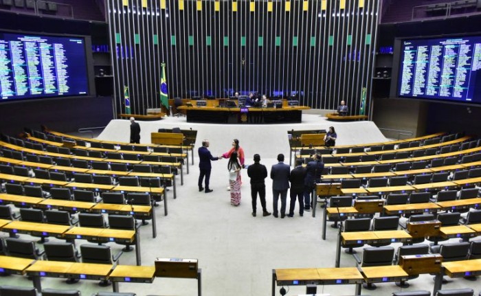 Deputados reunidos no plenário nesta quinta - (Foto: Zeca Ribeiro / Câmara dos Deputados)