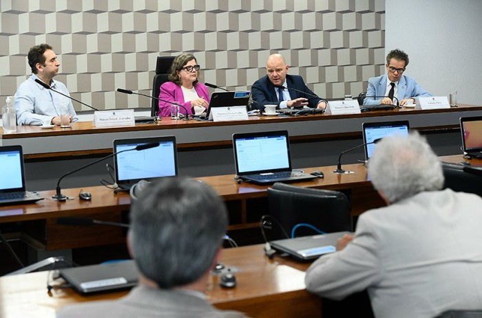 A senadora Teresa Leitão conduz o debate com Marcus Teles Carvalho, Francisco Bilac Pinto e Fabiano Piúba - Foto: Marcos Oliveira/Agência Senado