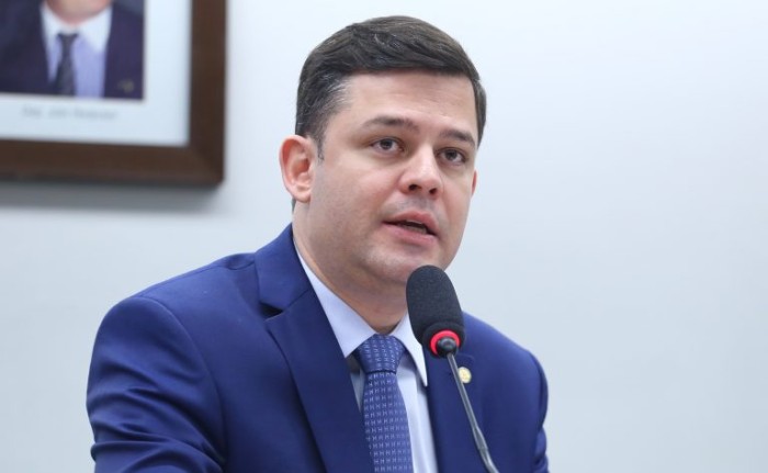 Tião Medeiros relatou a proposta e defendeu a aprovação de substitutivo - (Foto: Vinicius Loures / Câmara dos Deputados)