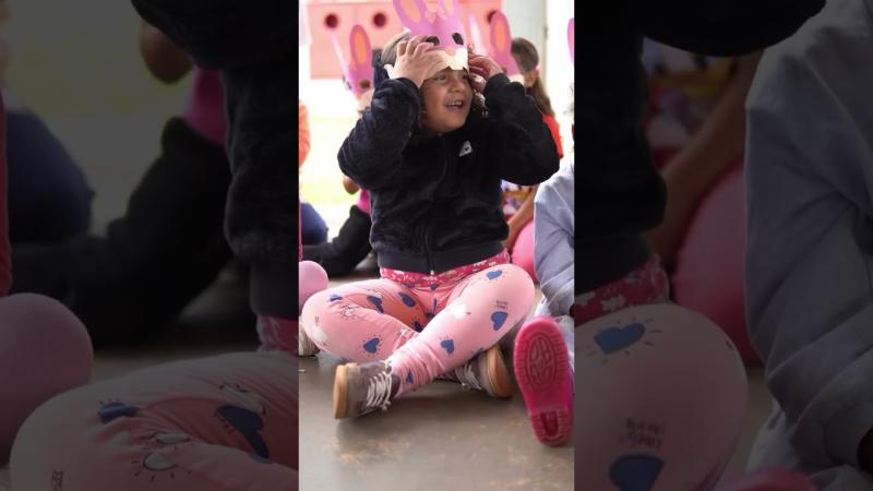 Alegria e doçura marcam a entrega de chocolates nas escolas municipais e APAE